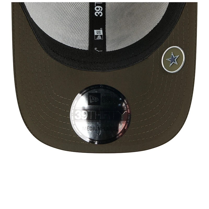 Casquette New Era 39THIRTY Flex camouflage/vert foncé Dallas Cowboys 2025 Salute to Service pour homme