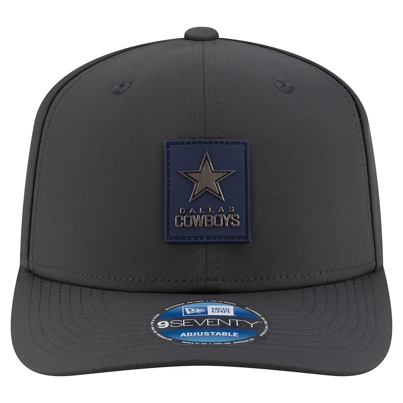 Casquette ajustable New Era anthracite Dallas Cowboys 2025 Sideline pour homme, modèle 9SEVENTY, idéale pour les temps froids.
