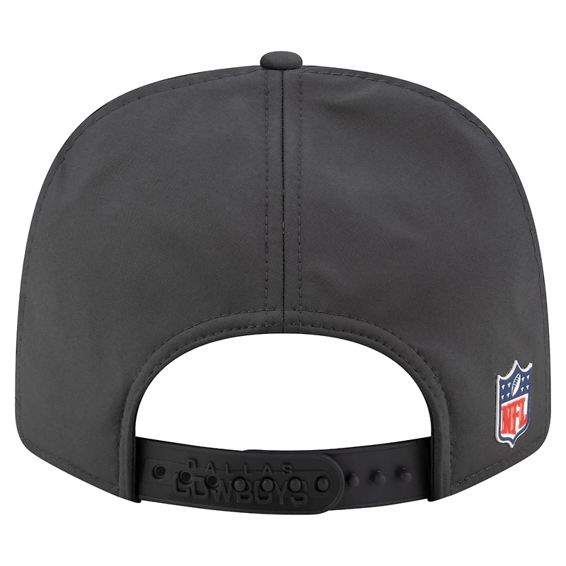 Casquette ajustable New Era anthracite Dallas Cowboys 2025 Sideline pour homme, modèle 9SEVENTY, idéale pour les temps froids.