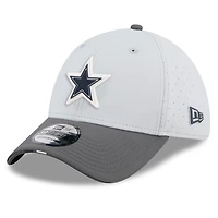 Casquette 39THIRTY Flex New Era grise/graphite pour homme, camp d'entraînement NFL 2025 des Cowboys de Dallas