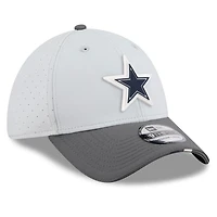 Casquette 39THIRTY Flex New Era grise/graphite pour homme, camp d'entraînement NFL 2025 des Cowboys de Dallas