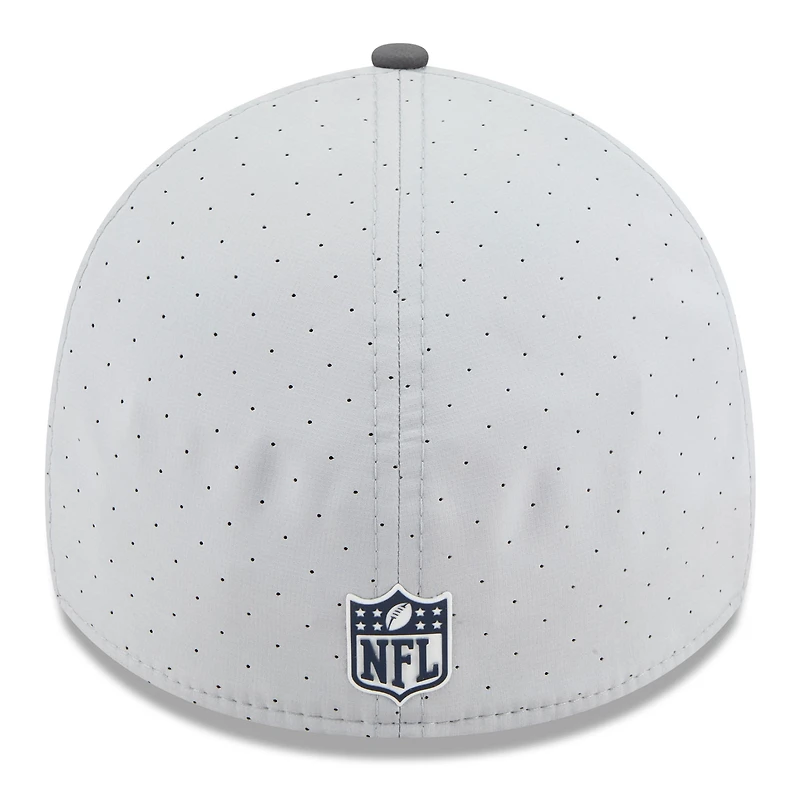 Casquette 39THIRTY Flex New Era grise/graphite pour homme, camp d'entraînement NFL 2025 des Cowboys de Dallas