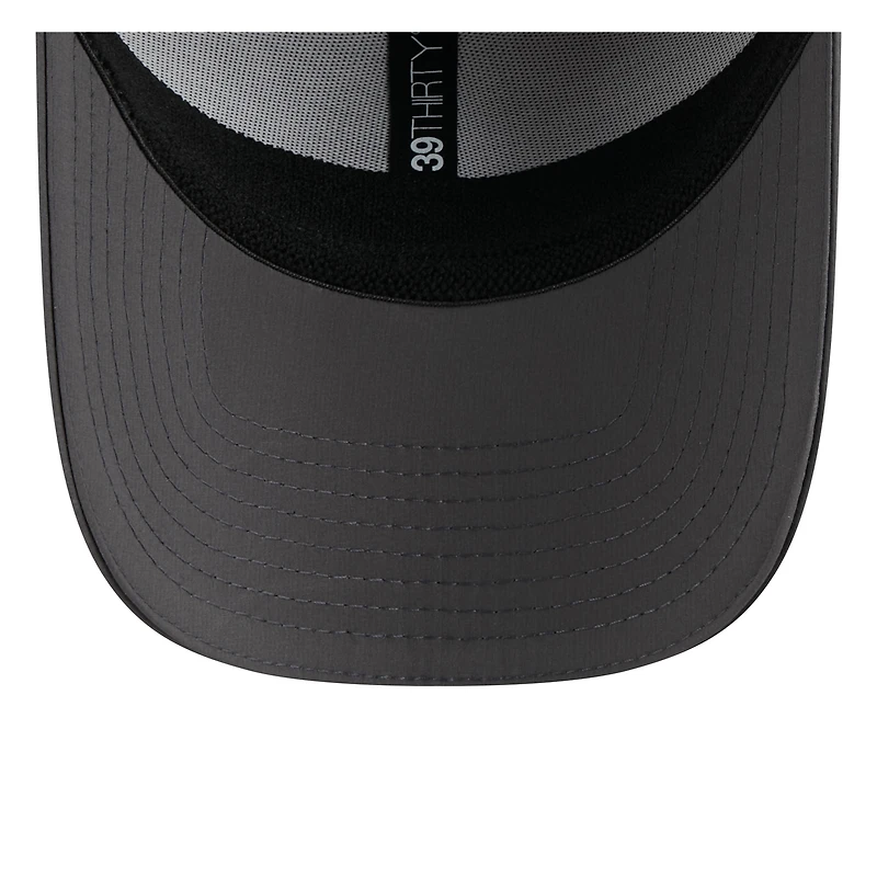 Casquette 39THIRTY Flex New Era grise/graphite pour homme, camp d'entraînement NFL 2025 des Cowboys de Dallas