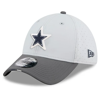 Casquette 39THIRTY Flex New Era grise/graphite pour homme, camp d'entraînement NFL 2025 des Cowboys de Dallas