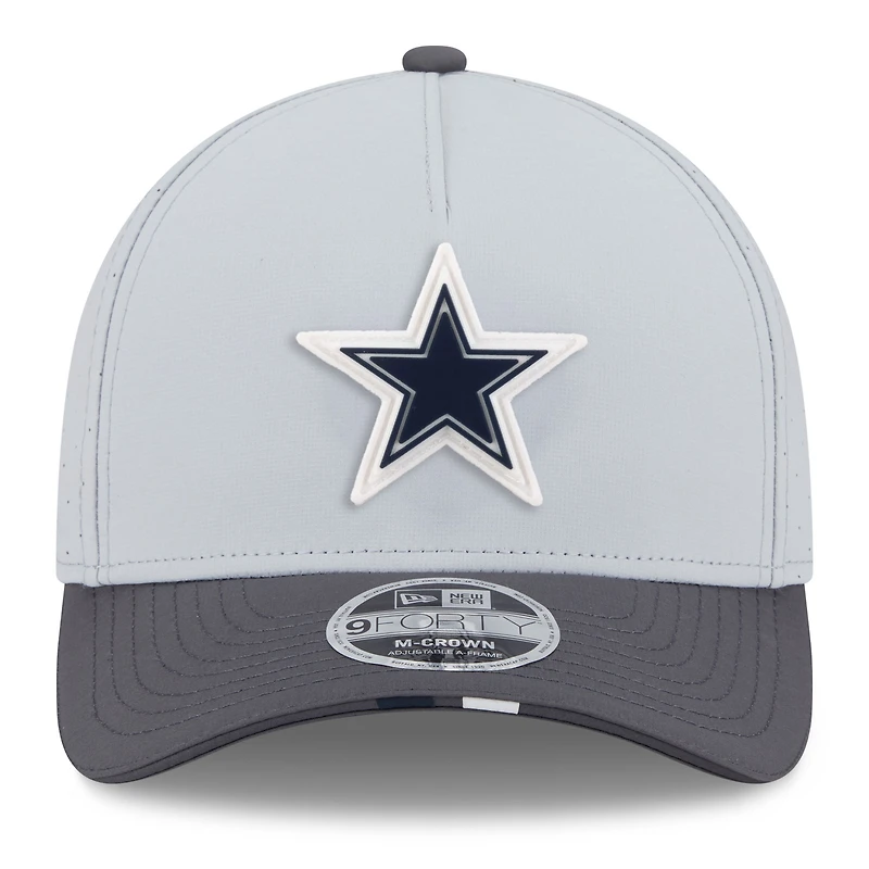 Casquette ajustable New Era 9FORTY gris/graphite pour homme, camp d'entraînement NFL 2025 des Cowboys de Dallas