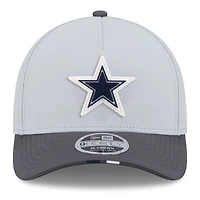 Casquette ajustable New Era 9FORTY gris/graphite pour homme, camp d'entraînement NFL 2025 des Cowboys de Dallas