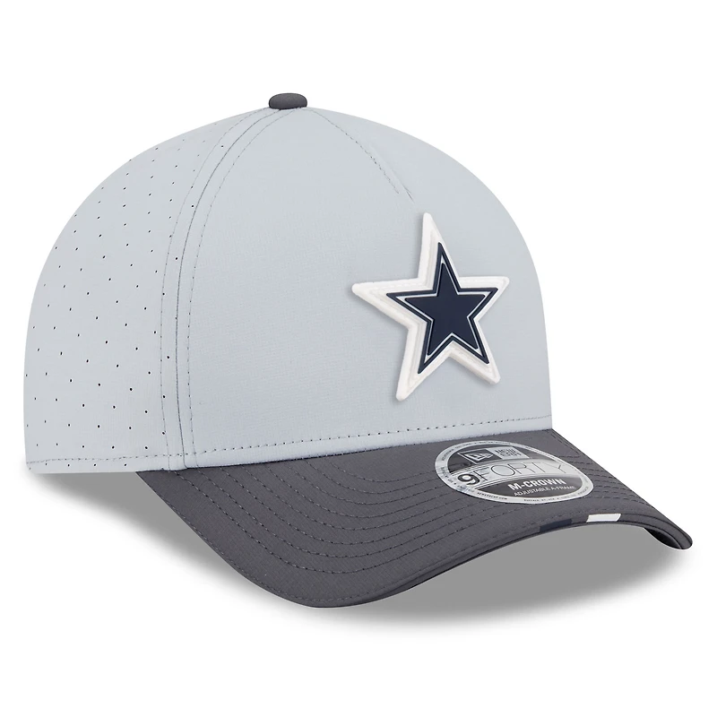 Casquette ajustable New Era 9FORTY gris/graphite pour homme, camp d'entraînement NFL 2025 des Cowboys de Dallas