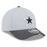 Casquette ajustable New Era 9FORTY gris/graphite pour homme, camp d'entraînement NFL 2025 des Cowboys de Dallas