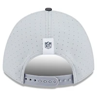 Casquette ajustable New Era 9FORTY gris/graphite pour homme, camp d'entraînement NFL 2025 des Cowboys de Dallas