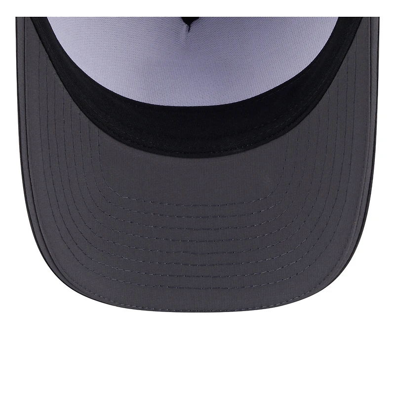 Casquette ajustable New Era 9FORTY gris/graphite pour homme, camp d'entraînement NFL 2025 des Cowboys de Dallas