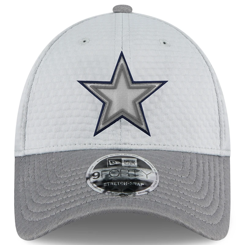 Casquette ajustable 9FORTY pour homme des Dallas Cowboys 2024 NFL Training Camp, gris New Era