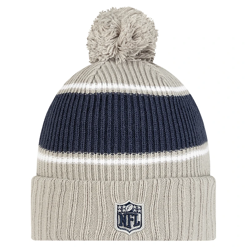 Bonnet tricoté à revers avec pompon Dallas Cowboys 2024 Sideline Sport pour homme New Era gris