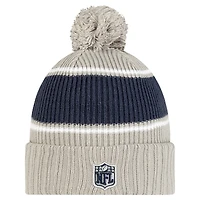 Bonnet tricoté à revers avec pompon Dallas Cowboys 2024 Sideline Sport pour homme New Era gris