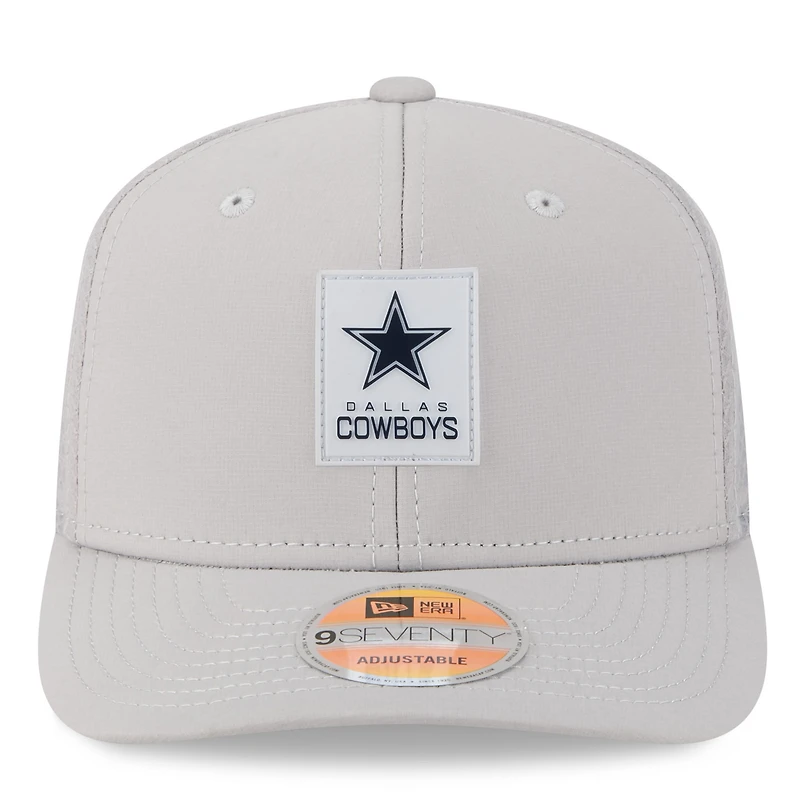 Casquette camionneur ajustable 9SEVENTY Sideline 2025 des Cowboys de Dallas de New Era pour homme, grise