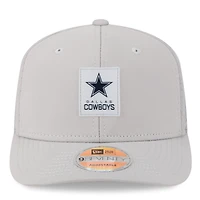 Casquette camionneur ajustable 9SEVENTY Sideline 2025 des Cowboys de Dallas de New Era pour homme, grise