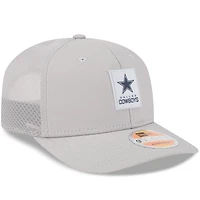 Casquette camionneur ajustable 9SEVENTY Sideline 2025 des Cowboys de Dallas de New Era pour homme, grise
