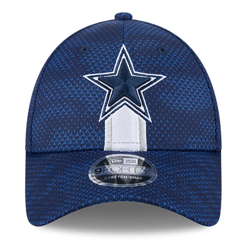 Casquette extensible à bouton-pression New Era pour hommes des Dallas Cowboys 2024 Sideline 9FORTY bleu marine