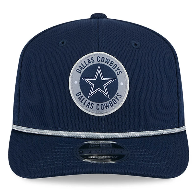 Casquette extensible à bouton-pression New Era pour hommes des Dallas Cowboys 2024 Sideline 9SEVENTY bleu marine