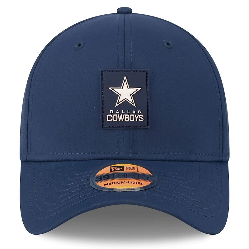Casquette 39THIRTY Flex Sideline 2025 bleu marine des Cowboys de Dallas New Era pour homme