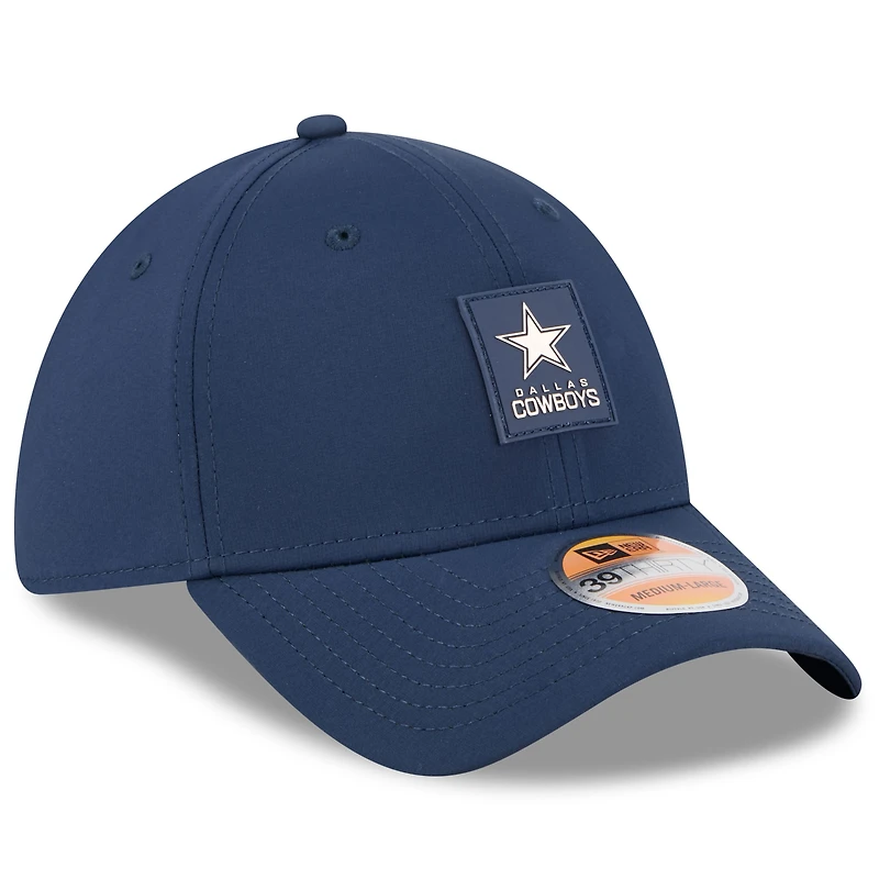 Casquette 39THIRTY Flex Sideline 2025 bleu marine des Cowboys de Dallas New Era pour homme