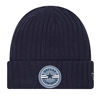 Bonnet tricoté à revers bleu marine Dallas Cowboys Sport Night de New Era pour homme