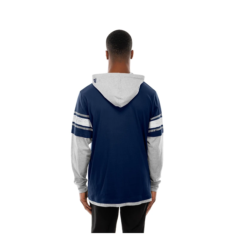 T-shirt à capuche manches longues et superpositions New Era bleu marine Dallas Cowboys Twofer pour homme