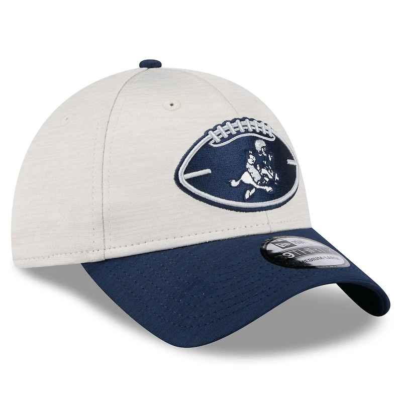 Casquette flexible 39THIRTY Dallas Cowboys 2024 Sideline Historic New Era pour hommes, pierre/bleu marine