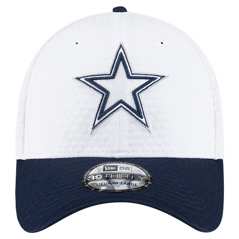 Casquette flexible 39THIRTY New Era pour hommes, blanc/bleu marine, Dallas Cowboys 2024 NFL Training Camp
