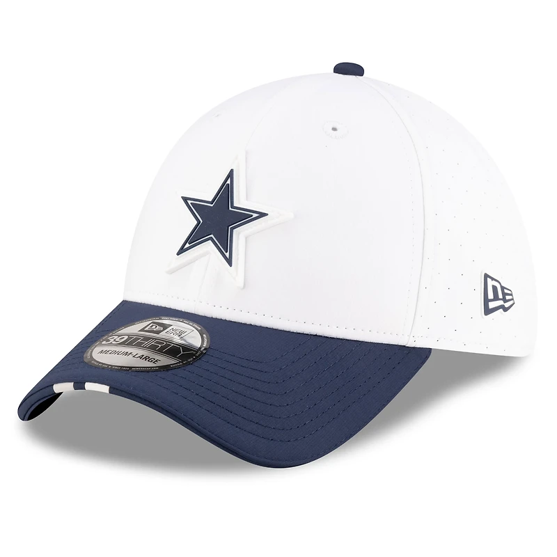 Casquette New Era 39THIRTY Flex blanche/bleu marine pour homme, camp d'entraînement NFL 2025 des Cowboys de Dallas