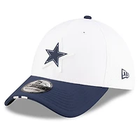 Casquette New Era 39THIRTY Flex blanche/bleu marine pour homme, camp d'entraînement NFL 2025 des Cowboys de Dallas