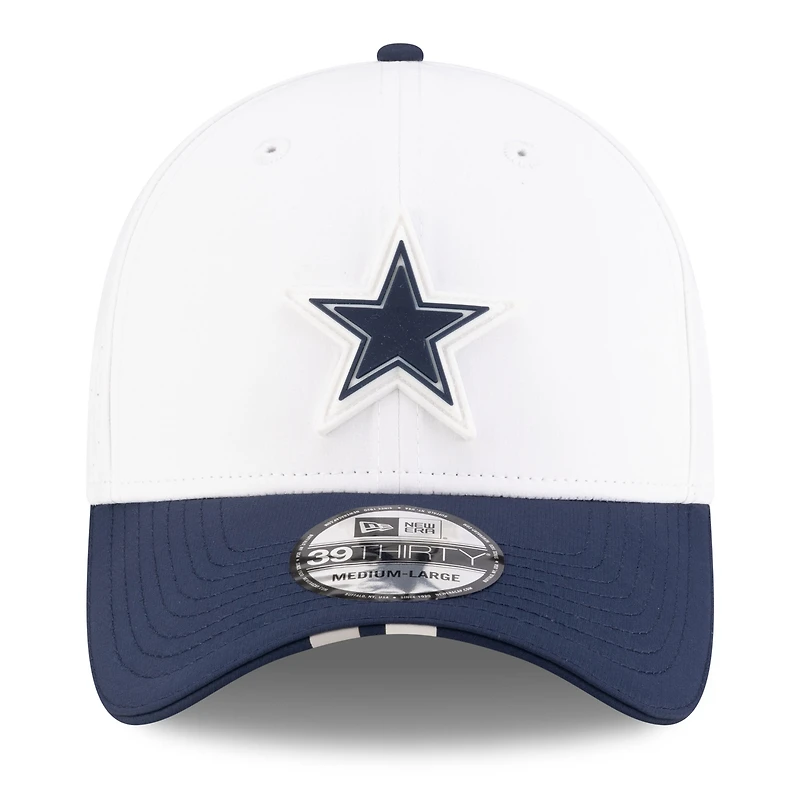 Casquette New Era 39THIRTY Flex blanche/bleu marine pour homme, camp d'entraînement NFL 2025 des Cowboys de Dallas