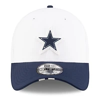Casquette New Era 39THIRTY Flex blanche/bleu marine pour homme, camp d'entraînement NFL 2025 des Cowboys de Dallas