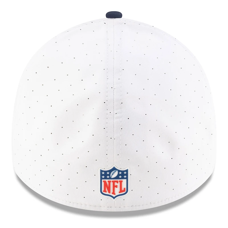 Casquette New Era 39THIRTY Flex blanche/bleu marine pour homme, camp d'entraînement NFL 2025 des Cowboys de Dallas