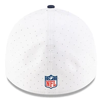 Casquette New Era 39THIRTY Flex blanche/bleu marine pour homme, camp d'entraînement NFL 2025 des Cowboys de Dallas