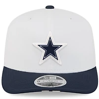 Casquette ajustable 9SEVENTY New Era blanche/bleu marine pour homme, camp d'entraînement NFL 2025 des Cowboys de Dallas