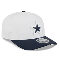 Casquette ajustable 9SEVENTY New Era blanche/bleu marine pour homme, camp d'entraînement NFL 2025 des Cowboys de Dallas