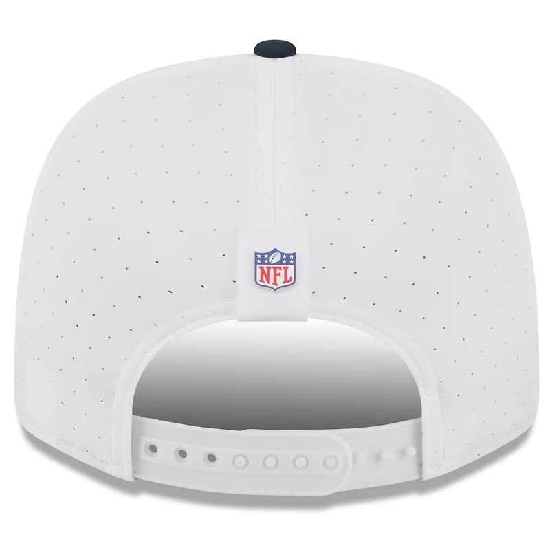 Casquette ajustable 9SEVENTY New Era blanche/bleu marine pour homme, camp d'entraînement NFL 2025 des Cowboys de Dallas