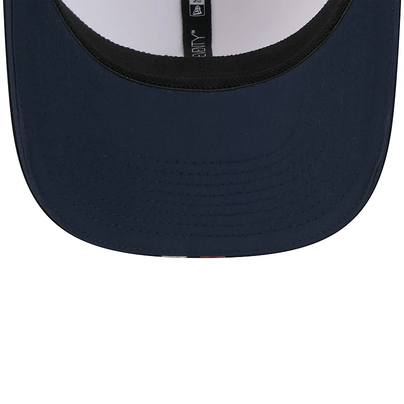 Casquette ajustable 9SEVENTY New Era blanche/bleu marine pour homme, camp d'entraînement NFL 2025 des Cowboys de Dallas
