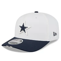 Casquette ajustable 9SEVENTY New Era blanche/bleu marine pour homme, camp d'entraînement NFL 2025 des Cowboys de Dallas