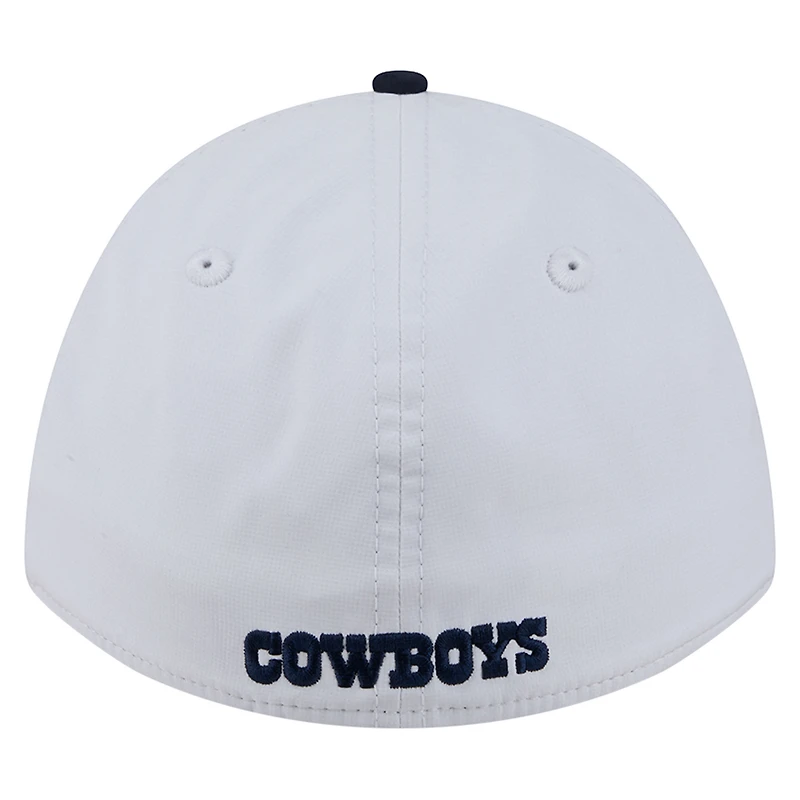 Casquette New Era pour homme, blanche et marine, avec écusson des Dallas Cowboys, modèle 39THIRTY, A monture couronne perforée.