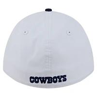Casquette New Era pour homme, blanche et marine, avec écusson des Dallas Cowboys, modèle 39THIRTY, A monture couronne perforée.