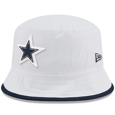 Bob New Era blanche extensible Dallas Cowboys 2025 NFL Training Camp pour homme