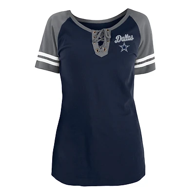 T-shirt raglan à lacets New Era bleu marine pour femme, logo des Dallas Cowboys.