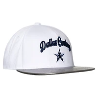 Casquette bicolore à visière snapback blanche/argentée des Cowboys de Dallas The Wild Collective pour femme