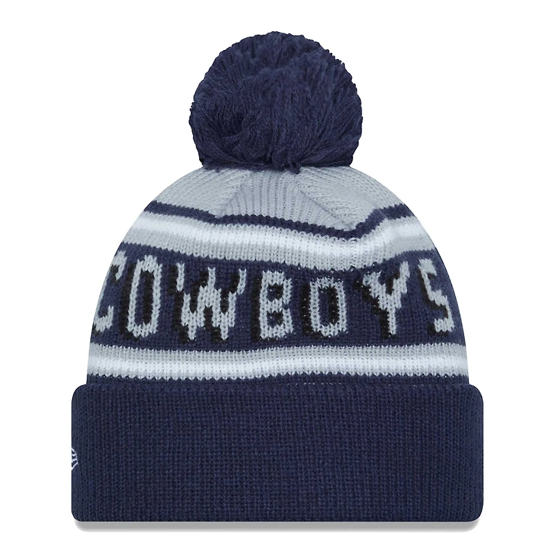 Bonnet en tricot à revers principal Gridiron Classics des Dallas Cowboys New Era gris/bleu marine avec pompon