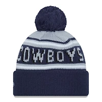 Bonnet en tricot à revers principal Gridiron Classics des Dallas Cowboys New Era gris/bleu marine avec pompon