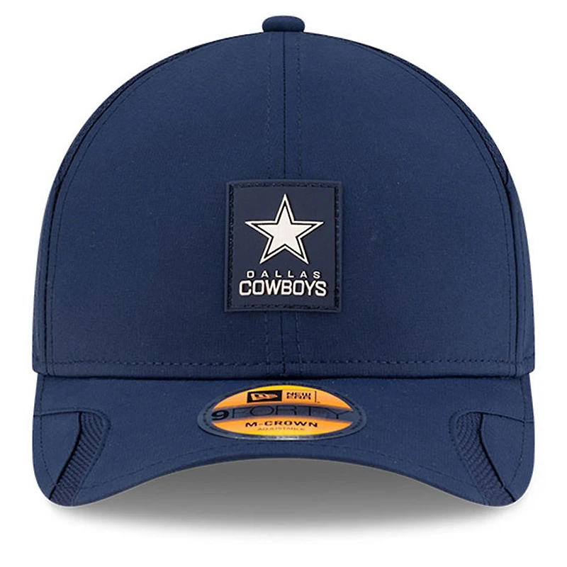 Casquette ajustable 9FORTY Sideline 2025 bleu marine New Era pour jeunes Cowboys de Dallas