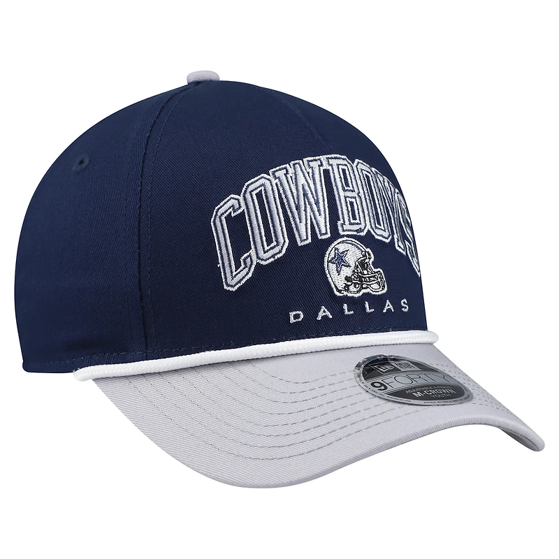 Casquette ajustable en forme de A New Era bleu marine Dallas Cowboys Arch COOLERA 9FORTY pour jeune