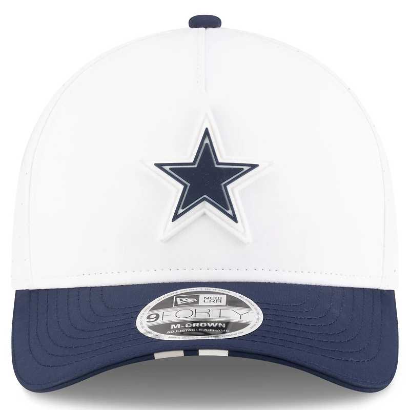 Casquette ajustable New Era 9FORTY A-Frame blanche/bleu marine pour jeune, camp d'entraînement NFL 2025 des Cowboys de Dallas