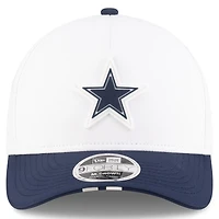Casquette ajustable New Era 9FORTY A-Frame blanche/bleu marine pour jeune, camp d'entraînement NFL 2025 des Cowboys de Dallas